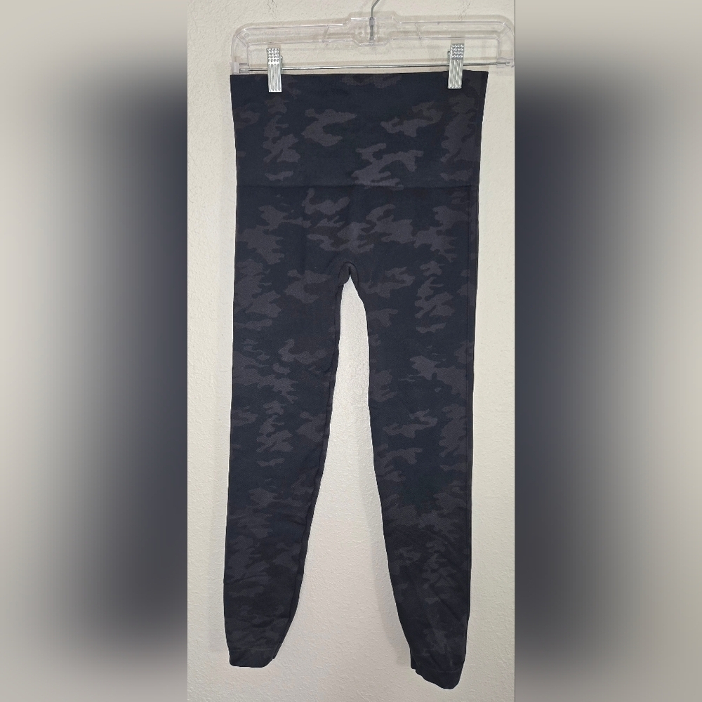 SPANX Black/Dark Gray Camouflage Tights Leggings Smoothing Comfort, size Large